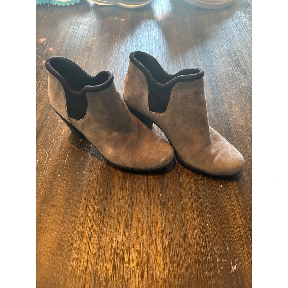 Clarks Suede Ankle‎ Booties Womens 6.5 Grey V-Cut Block Heel Casual Shoes